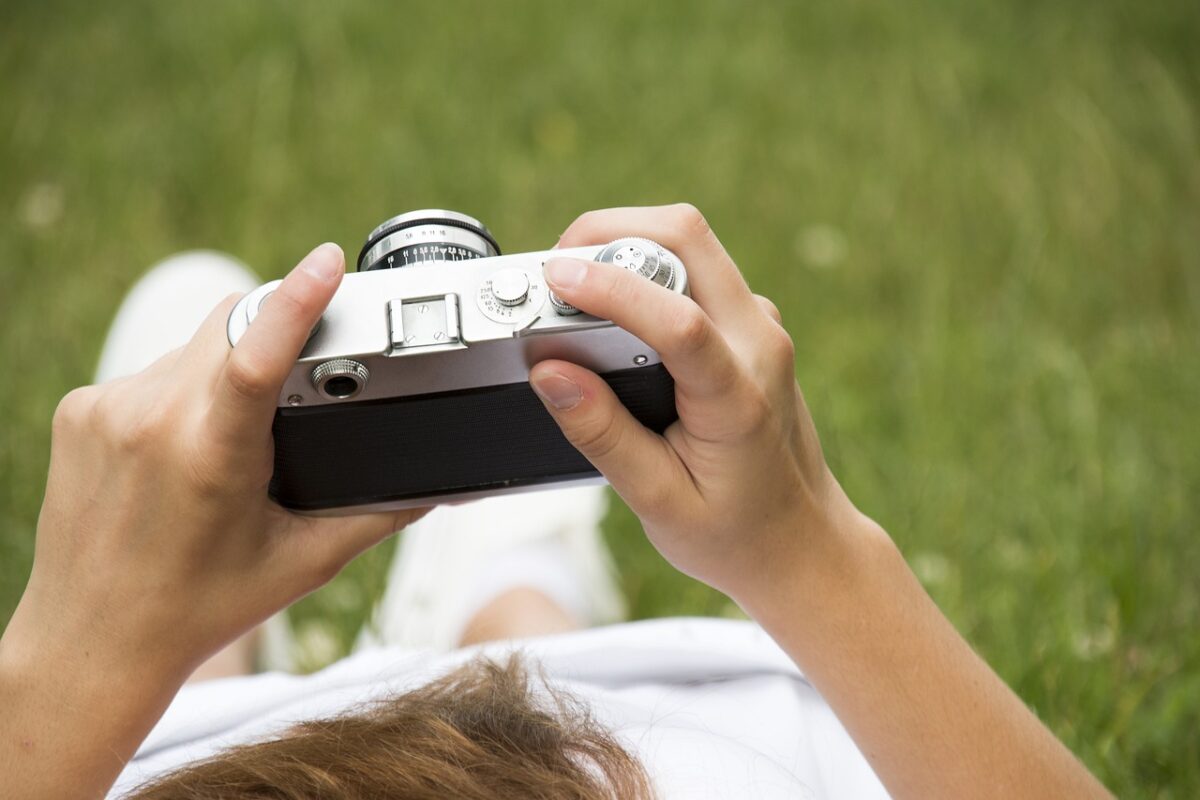レトロなカメラで写真を撮るのが趣味で夢中になっている若い人