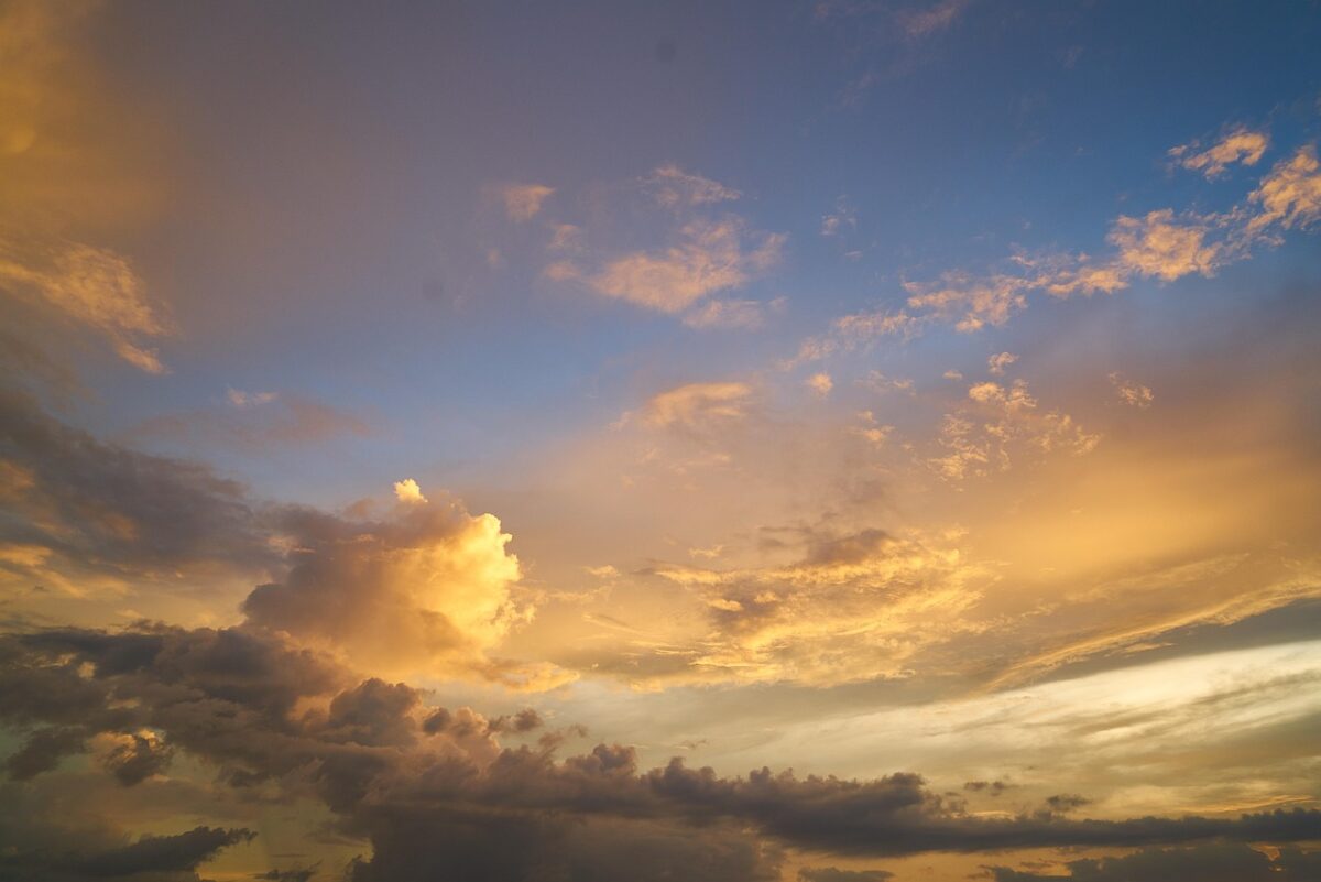 自分のペースで進む空の美しい雲