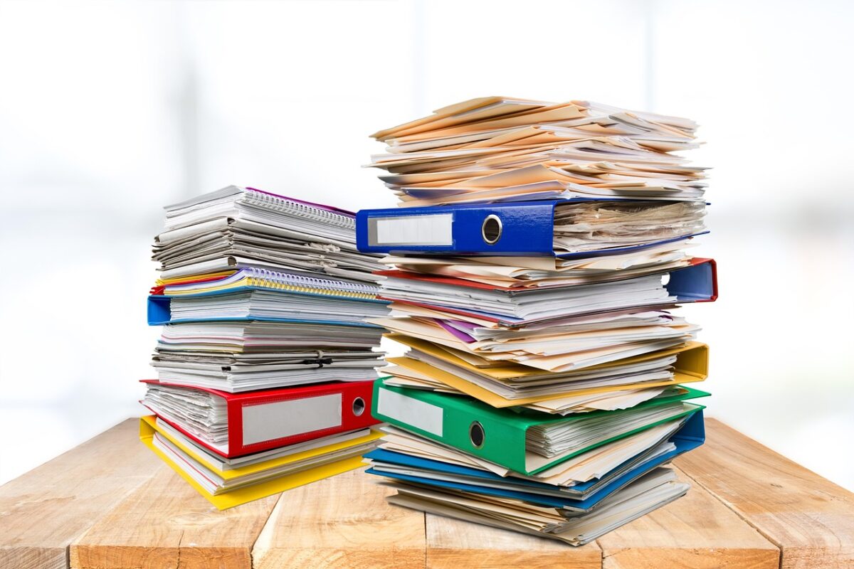AI登場によって手放せる事務経理作業などの象徴書類ファイル