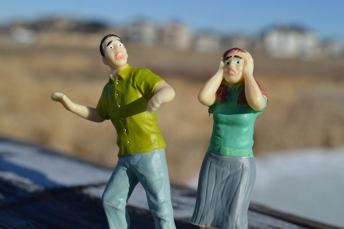心配しすぎて動けない男女のフィギュア