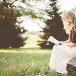 古い名言の本を読む女性