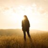人生の真ん中らへんで行き先を見つめる40代の女性