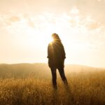 人生の真ん中らへんで行き先を見つめる40代の女性