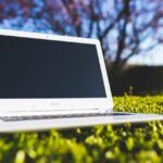従来の仕事を奪ってしまうかもしれないAIをイメージしたパソコン