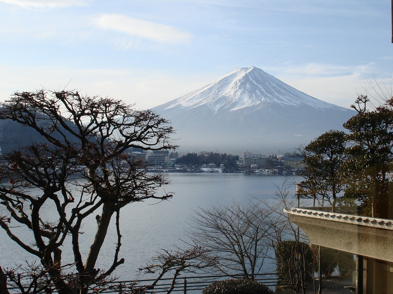 富士山という背景の景色を借りて自宅で借景を楽しむイメージ