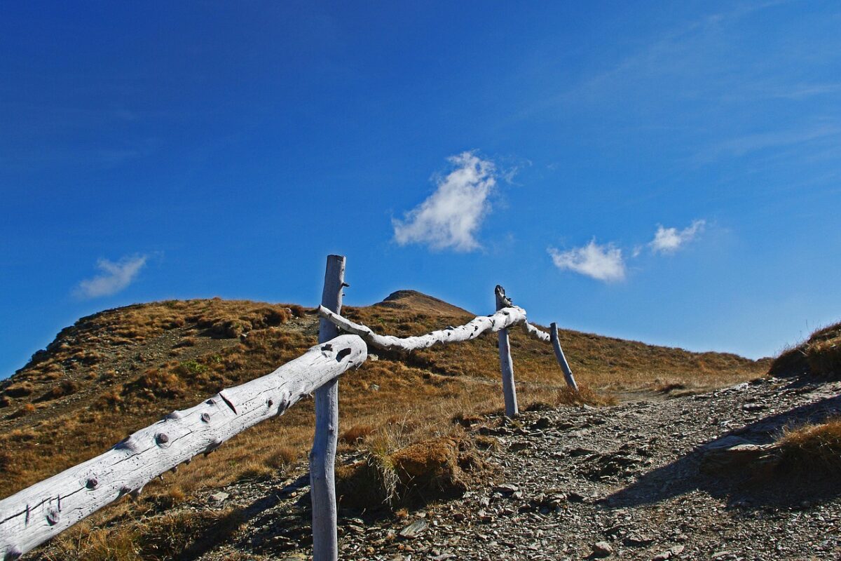 続ければゴールが見えることを示唆する山道