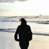 人生の中盤に差し掛かって考え込む女性