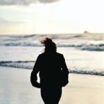 人生の中盤に差し掛かって考え込む女性